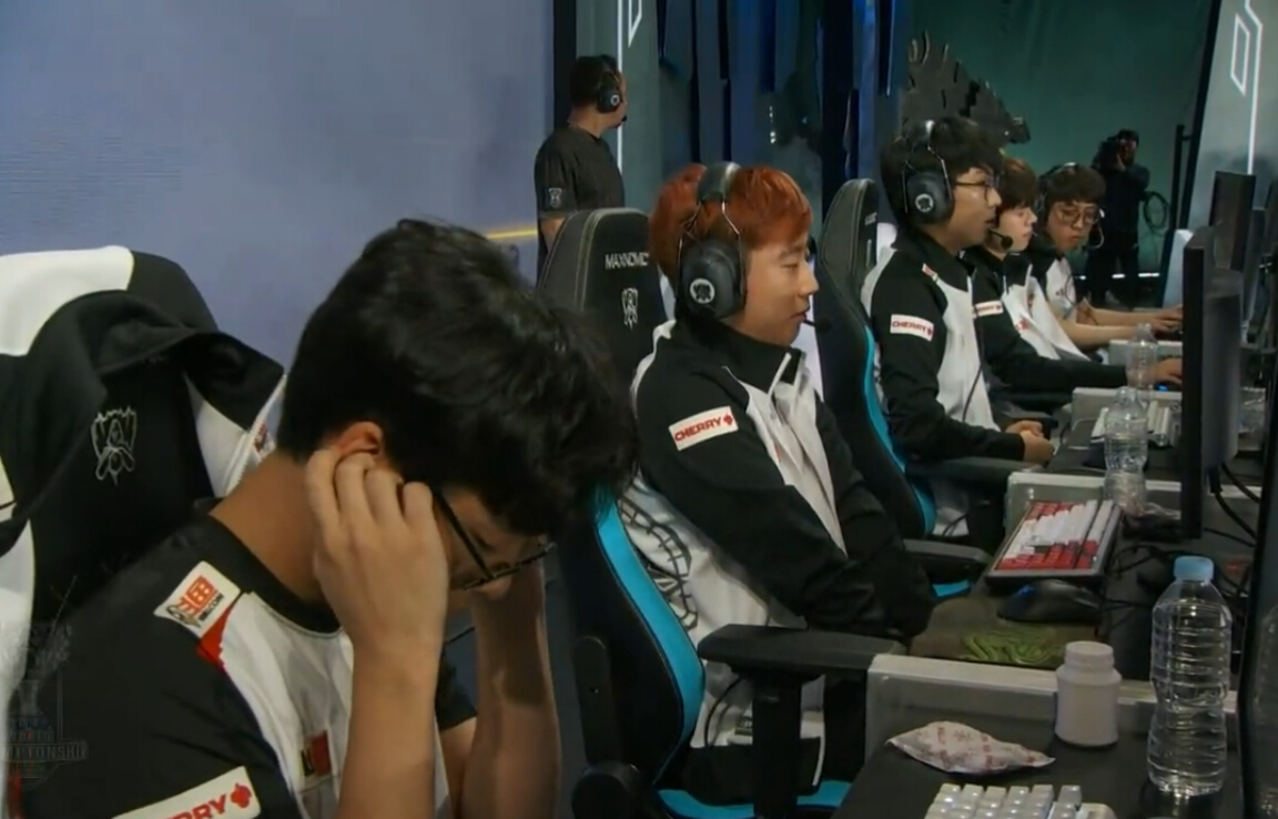 RNG绝杀V5,Peanut团战一打五激烈交锋四强赛,让粉丝疯狂欢呼 RNG绝杀V5,Peanut团战一打五激烈交锋四强赛,让粉丝疯狂欢呼