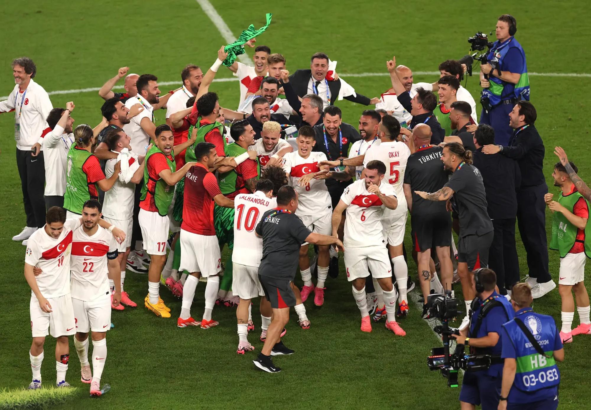 开云体育入口-包含场面火爆！欧洲杯观众席沸腾不已的词条