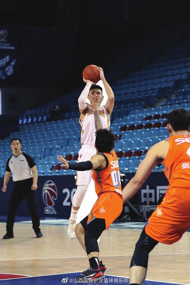 江苏队鏖战山西队，麦科勒姆带队取胜