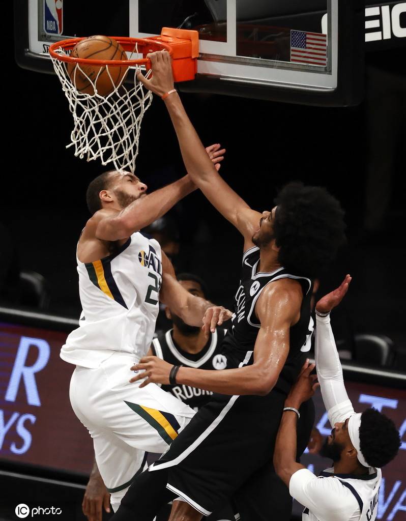 爵士碾压山东队，欧文统治全场